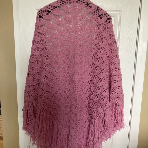 NWOT Crocheted pink shawl with fringes, Grannycore - Picture 3 of 9